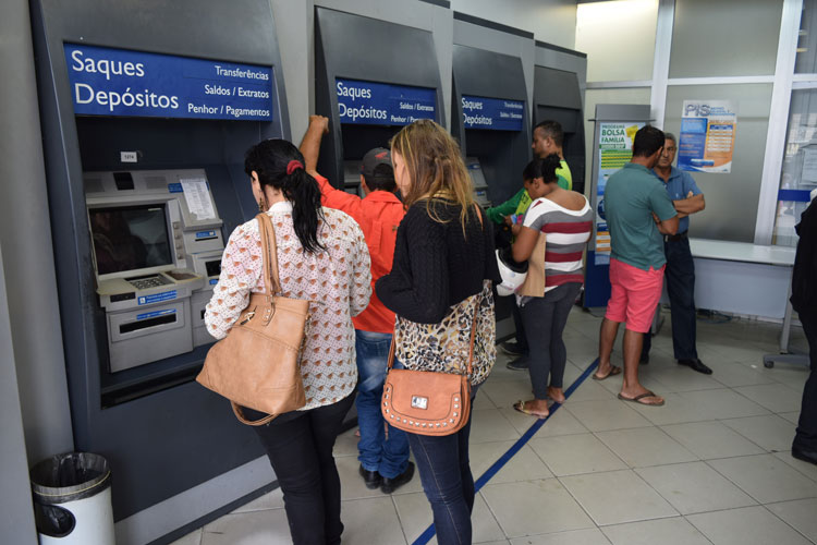 Sem dinheiro nos caixas eletrônicos, clientes reclamam do Banco do Brasil e da Caixa Econômica em Brumado