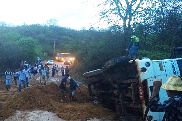 Motorista perde controle e caminhão tomba na comunidade Capivara em Caculé