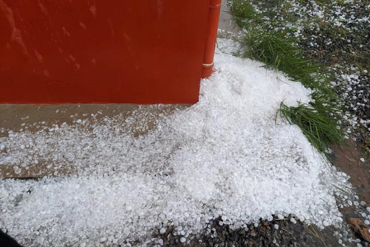 Chuva de granizo danifica telhados de cerca de 80 casas em Luís Eduardo Magalhães