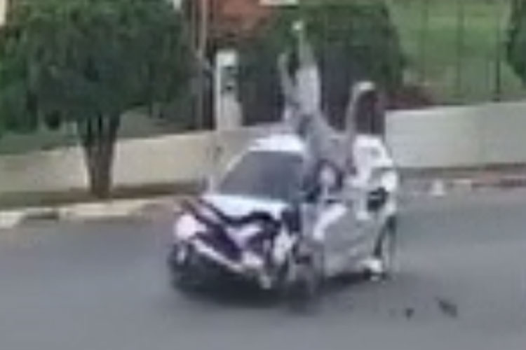 Duas pessoas são arremessadas e ficam feridas após colisão entre carro e moto em Brumado