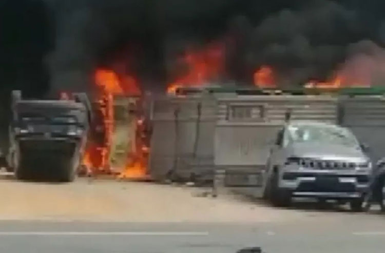 Jequié: Caminhão-cegonha tomba e pega fogo BR-116