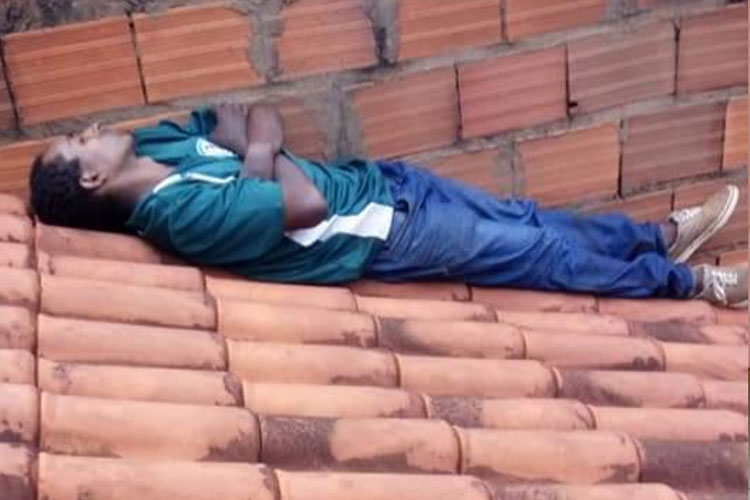 Suspeito de furto é pego cochilando em telhado de casa