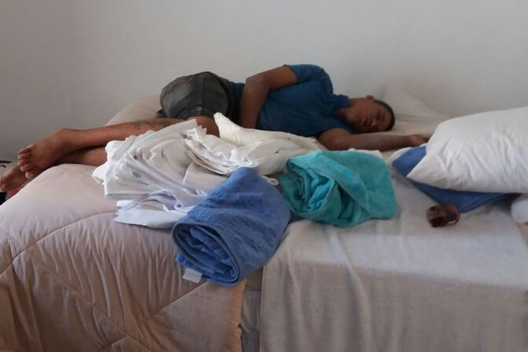 Ladrão escala prédio em Cuiabá e é flagrado dormindo em apartamento