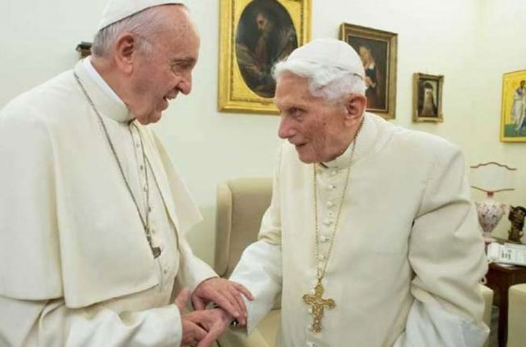 Papa Francisco diz que Bento XVI 'está muito doente' e pede orações