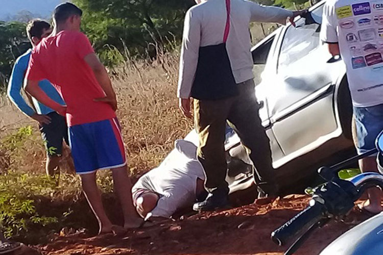 Professor perde controle do veículo e capota na zona rural de Livramento Nossa Senhora