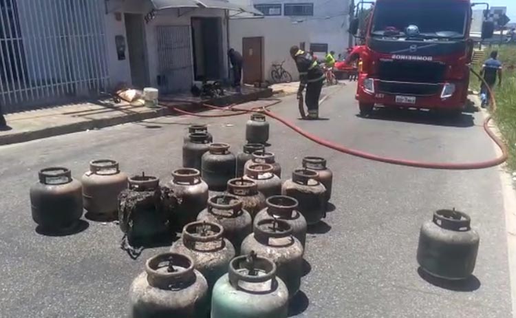 Vitória da Conquista: Incêndio atinge fábrica de biscoitos e deixa duas pessoas feridas