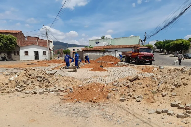 Brumado: Praça João Romão começa a receber reparos 60 dias após temporal