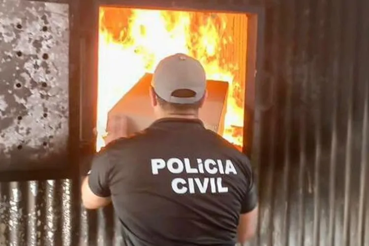 Polícia Civil incinera dez toneladas de cigarros falsos em Vitória da Conquista