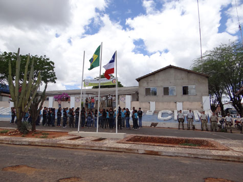 Brumado: Estudantes participam de celebração em comemoração ao Dia da Bandeira na 34ª CIPM