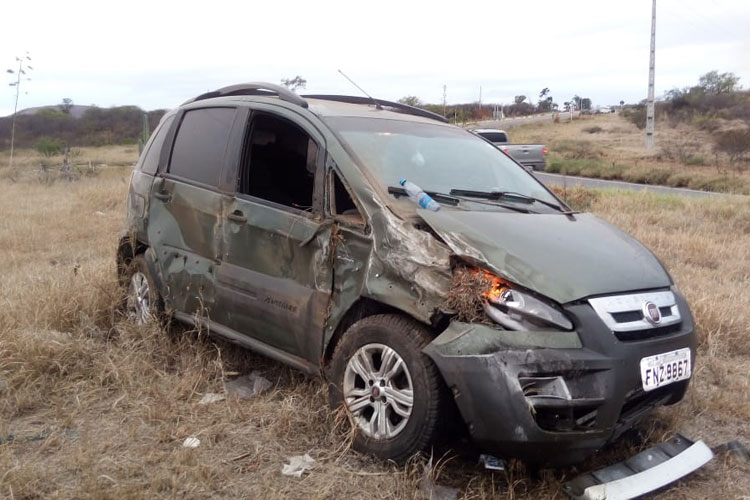 Brumado: Carro capota com família e condutor aponta falta de iluminação no trevo da BR-030