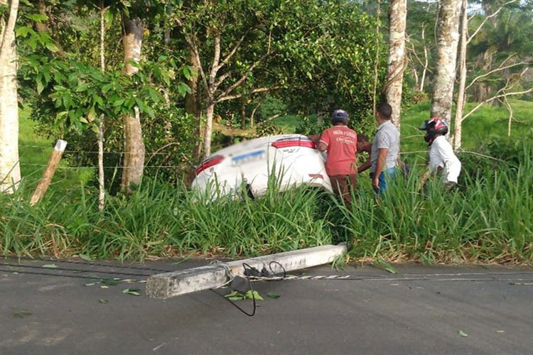 Homem morre e três pessoas ficam feridas após motorista bater em árvore no sul da Bahia