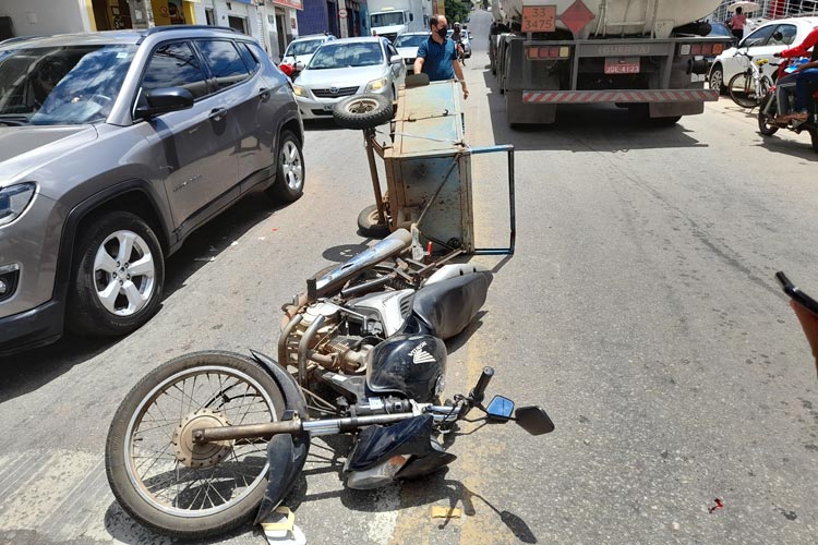 Brumado: Motociclista com reboque tenta pegar corredor e acaba sofrendo acidente na Avenida Coronel Santos