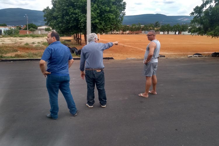 Brumado: Prefeito vistoria obras de praças esportivas nos bairros São Félix e Malhada Branca