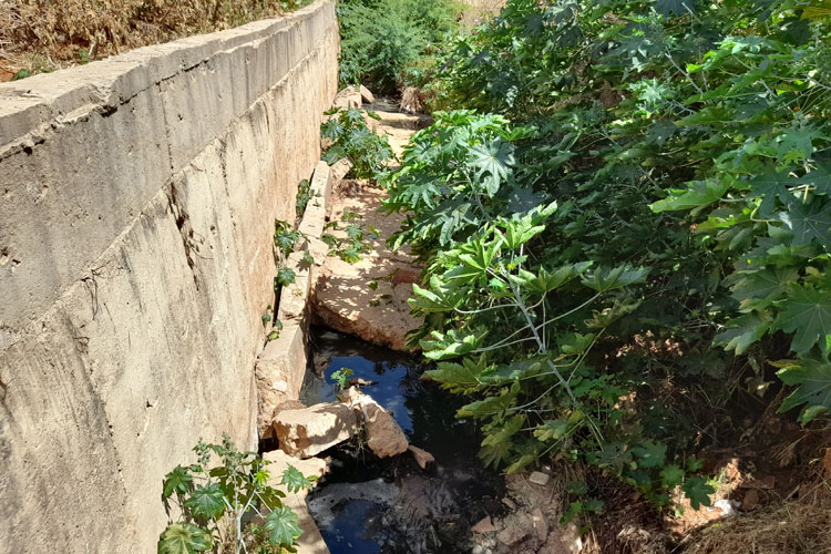 Galeria caída há quase um ano represa esgoto e gera transtornos em bairros de Brumado