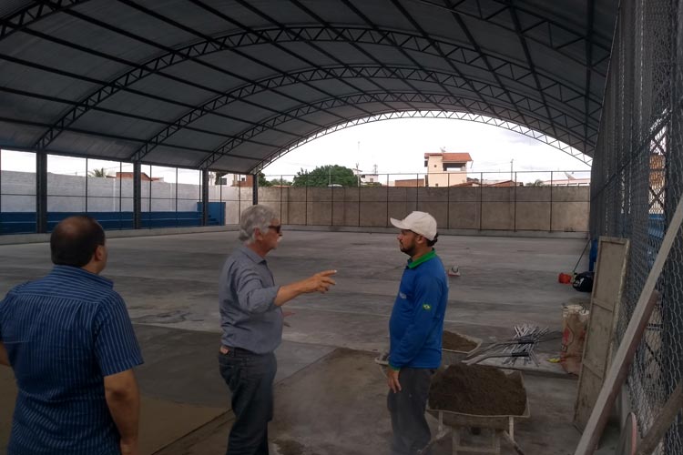 Brumado: Prefeito vistoria obras de praças esportivas nos bairros São Félix e Malhada Branca