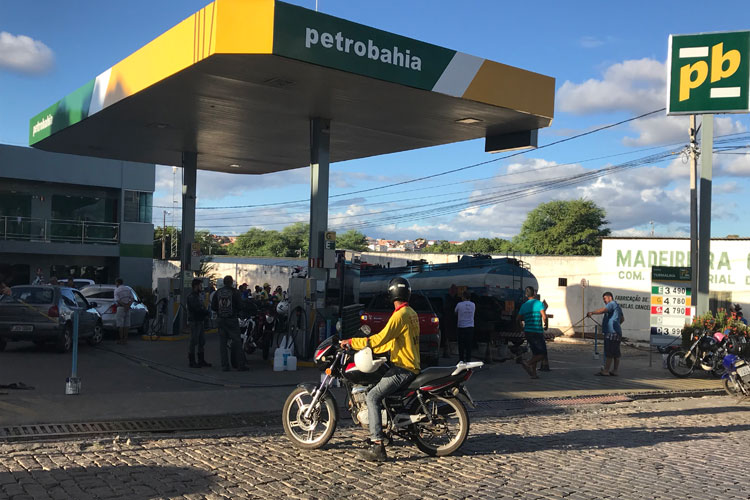 Posto recebe gasolina e longa fila se forma em Brumado