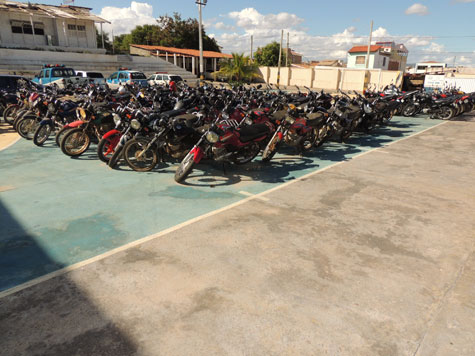 Brumado: Centenas de motos apreendidas ocupam quadra da 34ª CIPM