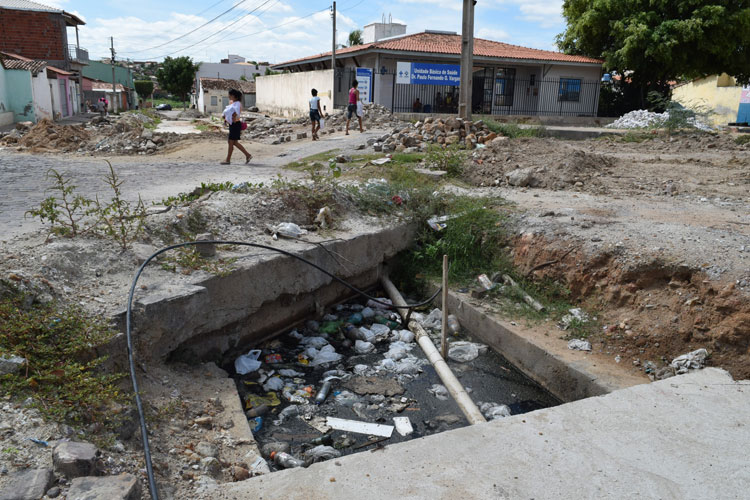 Brumado: Obras emperradas da galeria de esgoto causam transtornos e reclamações no Dr. Juracy