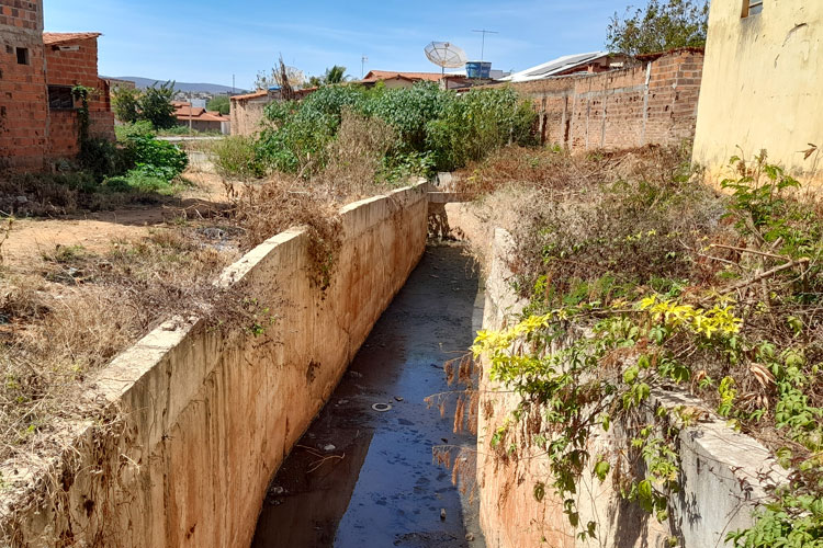 Galeria caída há quase um ano represa esgoto e gera transtornos em bairros de Brumado