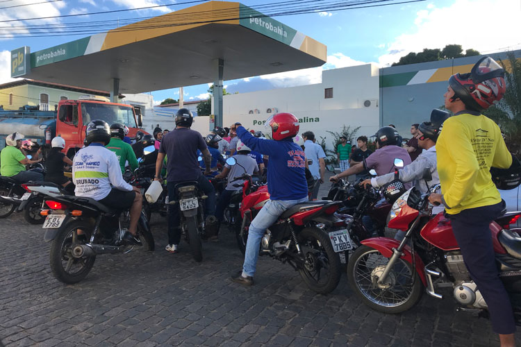 Posto recebe gasolina e longa fila se forma em Brumado