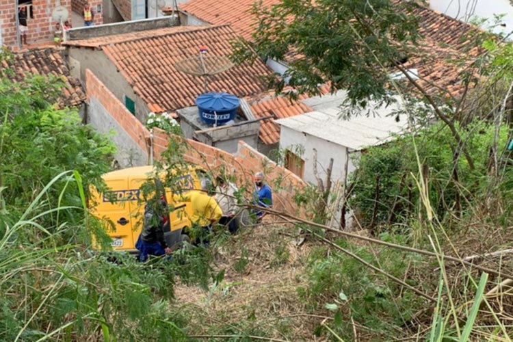 Carro dos Correios desce barranco e atinge muro de casa em Jaguaquara