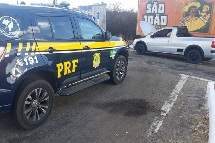 Lagoa Real: PRF prende dupla com carro roubado na BR-030
