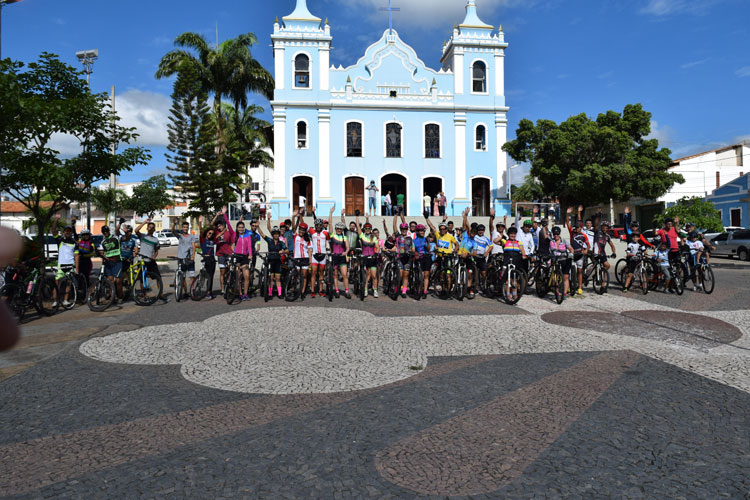 Pedalada solidária arrecada alimentos para famílias carentes de Brumado