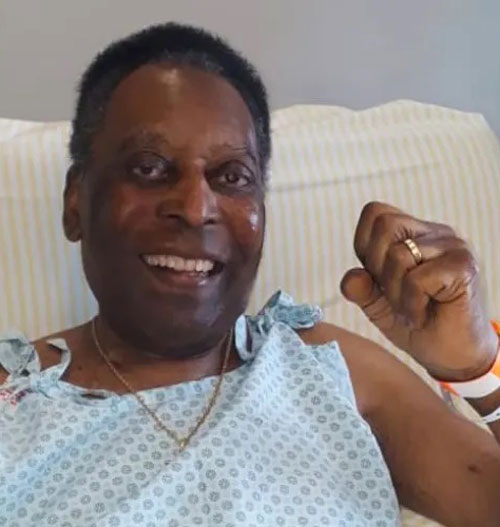 Pelé recebe alta de hospital após 17 dias internado por tumor
