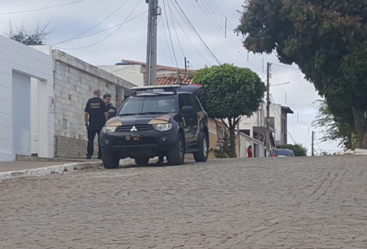 Polícia Federal realiza operação na cidade de Aracatu e prefeito é afastado do cargo
