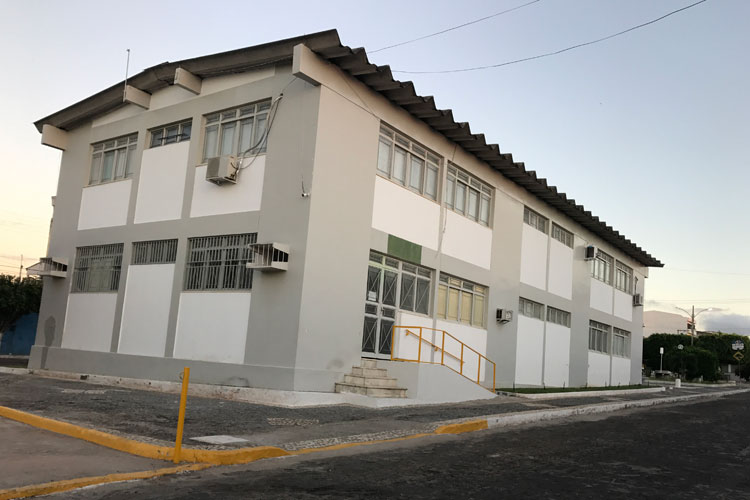 Sem acordo e sem receber salários de dezembro de 2020, professores de Tanhaçu paralisam atividades