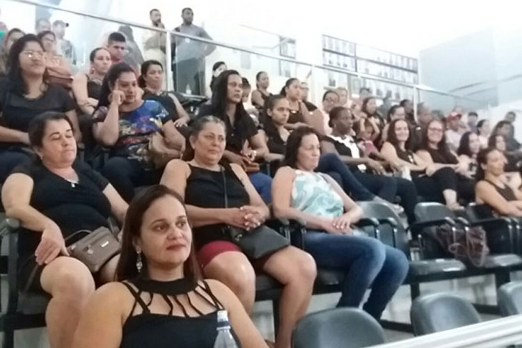 De luto, professores de Livramento de Nossa Senhora protestam no legislativo pelo retorno das horas extras