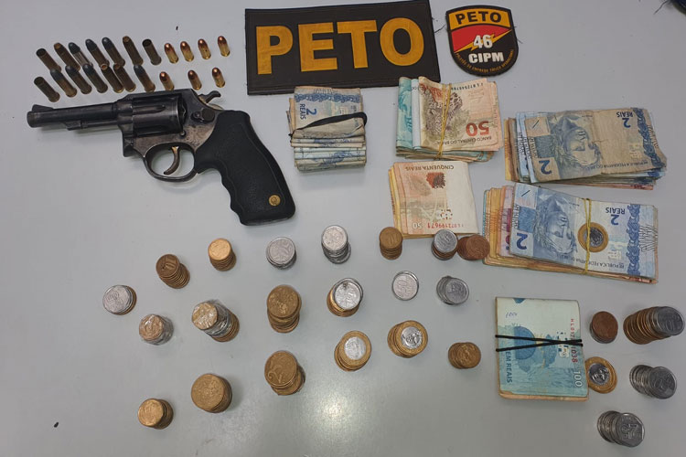 Rio do Pires: Polícia cumpre mandado e apreende revólver, munições e dinheiro