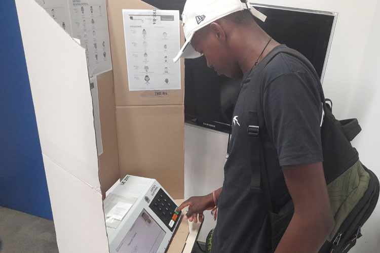 Brumado: Jovens eleitores participam de voto simulado em urna eletrônica
