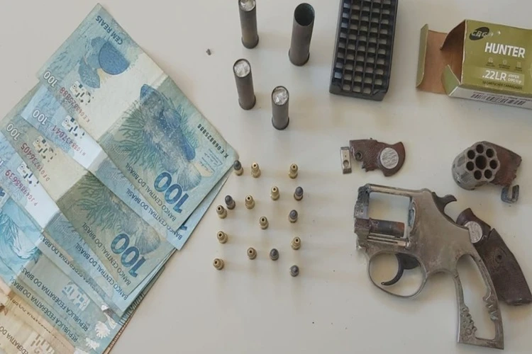 Suspeito de homicídio é preso com arma, munições e dinheiro em Ibipitanga