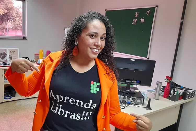 Professora na expectativa pela inclusão da língua de sinais na grade curricular em Brumado