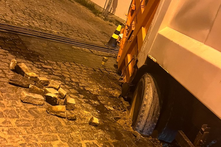Brumado: Vereador denuncia descaso da gestão após carro de lixo ficar preso em buraco