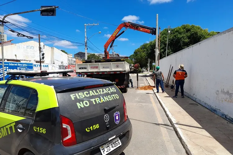 Brumado: Semáforos recebem equipamentos que proporcionam 90% de economia de energia