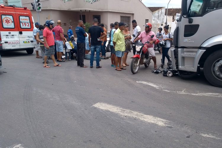 Brumado: Moto vai parar debaixo de caminhão na travessia do semáforo da Exupério Canguçu
