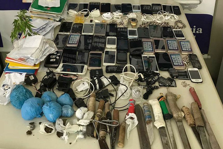 Operação apreende 46 celulares, 105 chips e 20 facas em presídio de Jequié