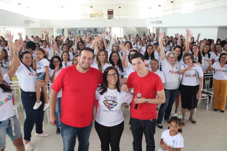 Palestra 'autismo e superação' promovida pelo Rotary comove pais e professores em Brumado