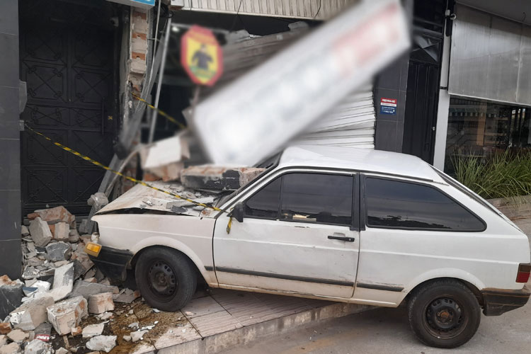 Brumado: Carro invade sede de operadora de internet na praça Coronel Zeca Leite