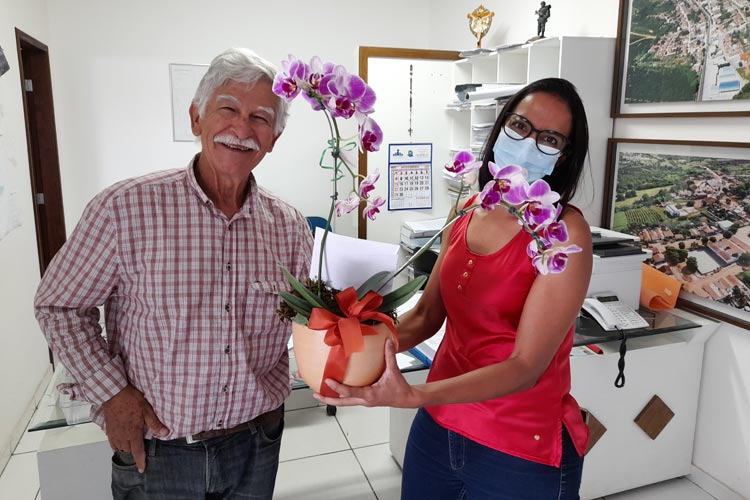 Brumado: Com orquídea, UTI homenageia Eduardo Vasconcelos por sua reeleição