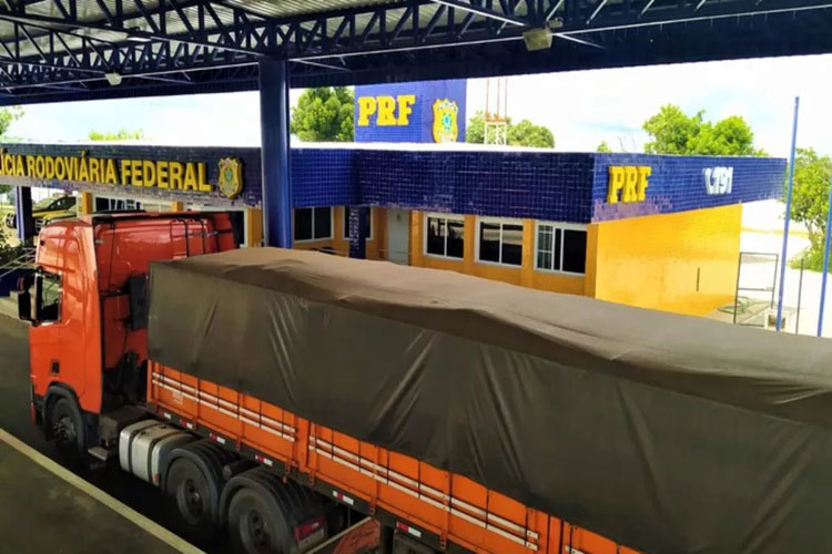 PRF apreende caminhão com 11 toneladas de farinha de trigo em Vitória da Conquista