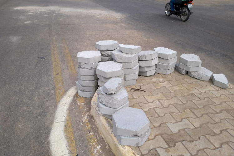 Caminhão com excesso de carga despeja calçamento na Avenida Centenário em Brumado