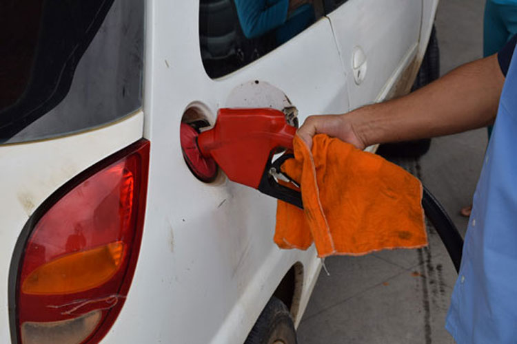 Gasolina registra queda no preço pela 3ª semana