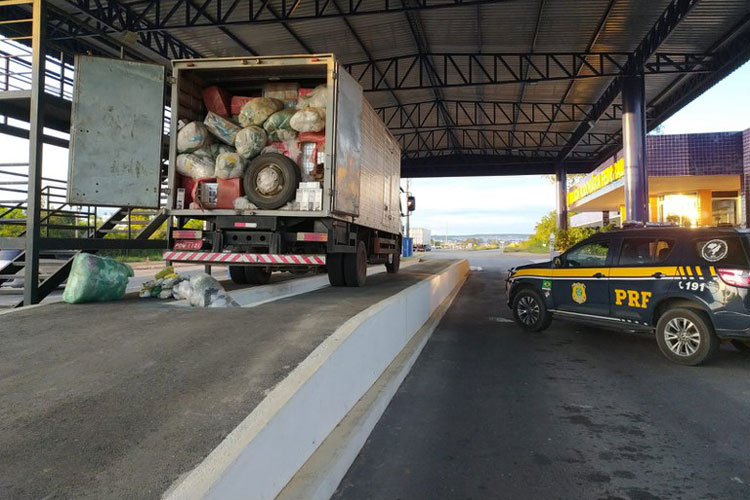 Conquista: PRF apreende 175 mil maços de cigarros contrabandeados em caminhão baú