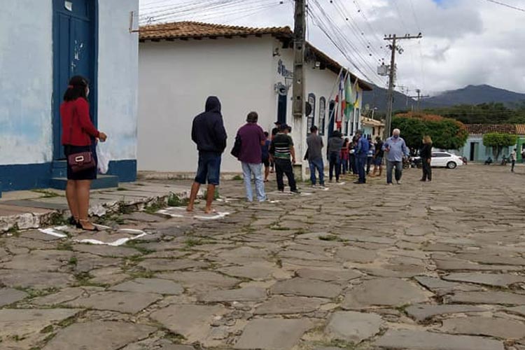 'Cada um no seu quadrado': Demarcações no chão garantem distanciamento social em filas de bancos em Rio de Contas
