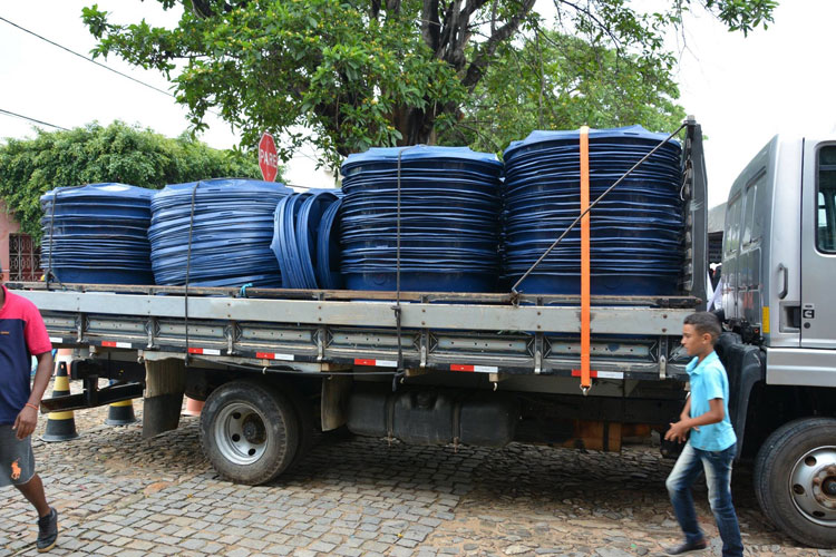 Entrega de tubos e caixas para abastecimento de água fortalecem zona rural de Guajeru