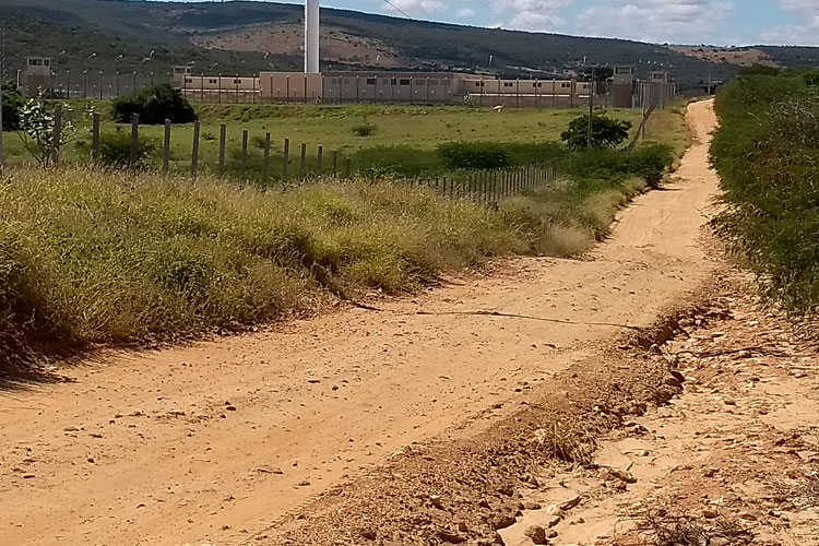 Tomado pelo mato e com rachaduras, presídio de Brumado deve passar por nova vistoria