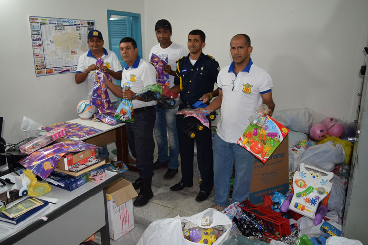 Guarda Municipal de Brumado fez entrega de brinquedos às crianças no sábado (21)